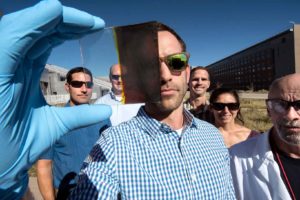 La Finestra Intelligente che si Oscura e produce Energia Elettrica