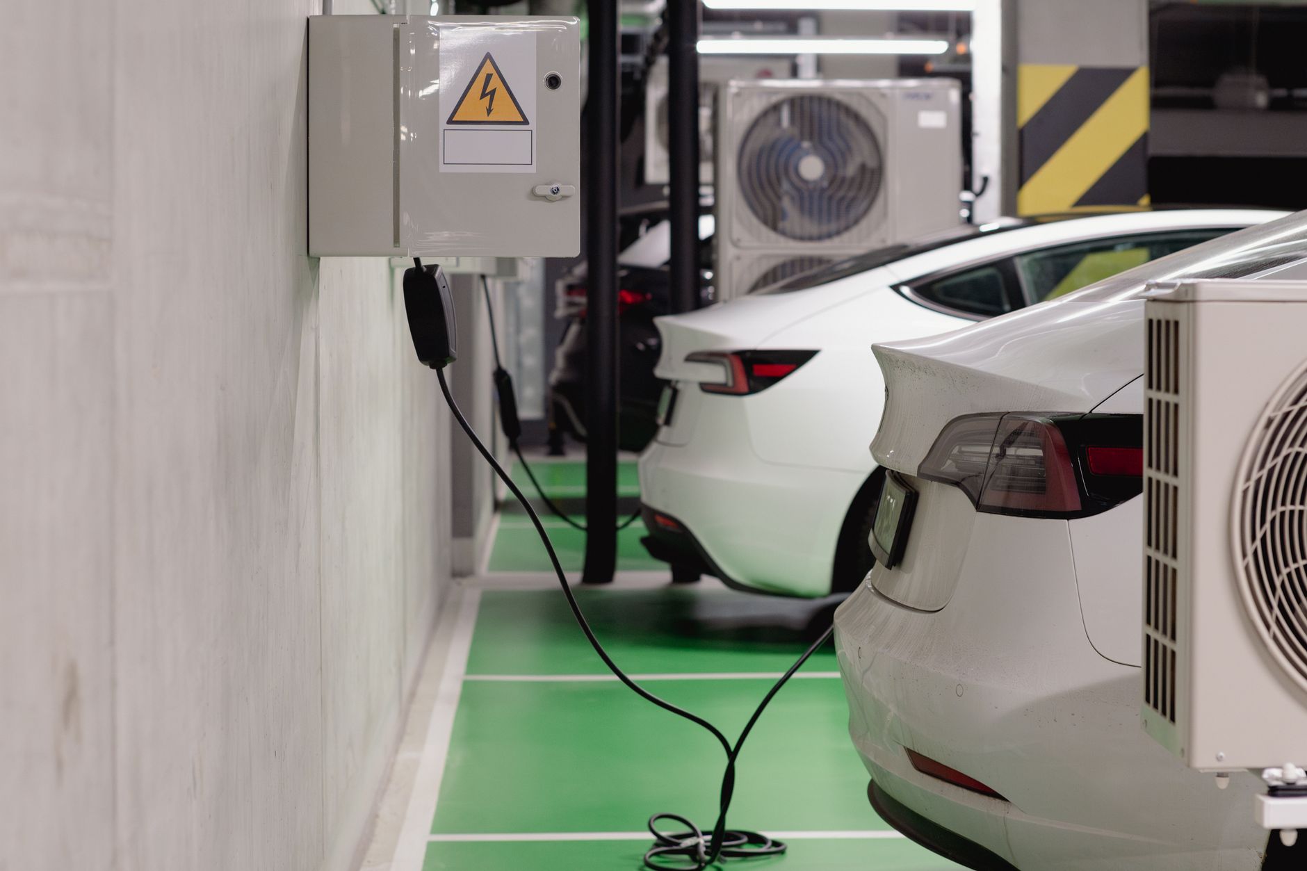 Auto elettriche: UK a quota 27,3% BEV e il Cybercab a 165 Wh/miglio