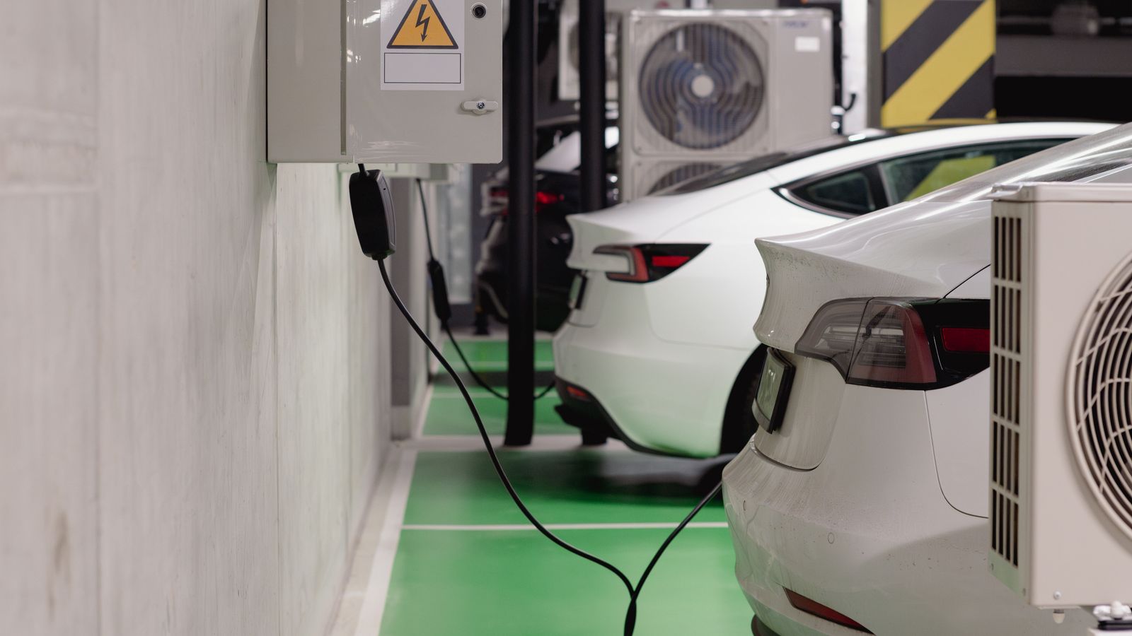 California esclude Tesla dagli incentivi EV: Rivian e Lucid favorite